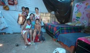 Casal com cinco filhos mora em barraco feito de lona e bambus para conquistar a casa própria