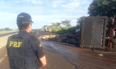 Caminhão carregado com couro animal tomba na BR-153 e trânsito fica interditado em Rio Preto