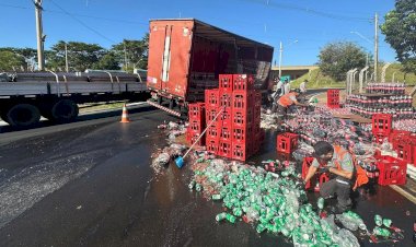 Carga de Coca-Cola tomba de caminhão e deixa trânsito lento em Rio Preto
