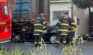 Motorista bate em caminhão estacionado e fica preso nas ferragens em Rio Preto