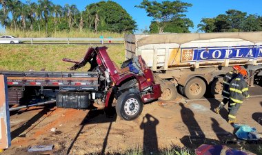 Motorista morre em acidente entre dois caminhões na Euclides da Cunha, em Fernandópolis