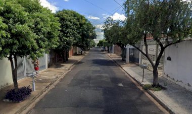 Motociclista sofre lesões ao cair em buraco de rua do Solo Sagrado, em Rio Preto