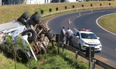 Carreta tomba em curva da rodovia Euclides da Cunha, em Mirassol