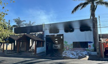 Incêndio de grandes proporções atinge madeireira e projeto social em Rio Preto