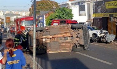 Motorista é resgatado após capotar com o carro na Vila Maceno, em Rio Preto