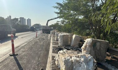 Funcionários recolhem 28 toneladas de algodão de caminhão tombado na Washington em Rio Preto