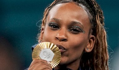 Rebeca Andrade supera Biles no solo, ganha ouro e se despede de Paris-2024 eternizada