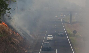 Fogo e fumaça colocam motoristas em risco na Washington Luís, em Rio Preto