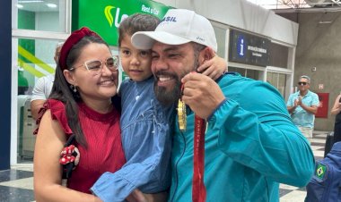 Claudiney Batista desembarca em Rio Preto com o ouro que conquistou em Paris