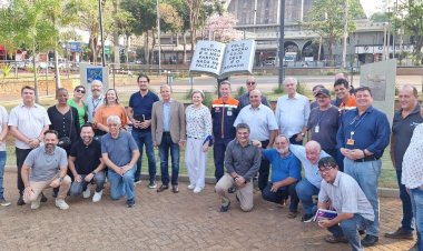 Monumento à Bíblia é inaugurado no Calçadão de Rio Preto