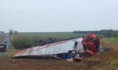 Caminhão carregado com produto corrosivo tomba na Washington Luís, em Catiguá