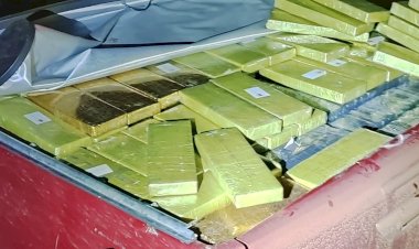 Motorista de Hilux desrespeita sinal de parada e é preso com uma tonelada de maconha na região