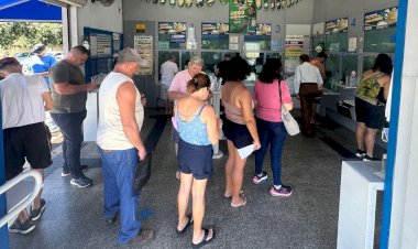 Apostadores fazem fila nas lotéricas de Rio Preto para jogar na Mega da Virada