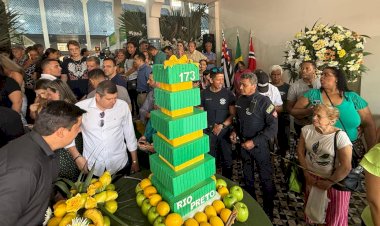 Aniversário de Rio Preto tem bolo verde e amarelo no Mercadão Municipal