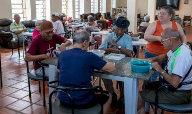 Artista plástica Cristiana de Freitas faz oficinas de azulejaria em Rio Preto