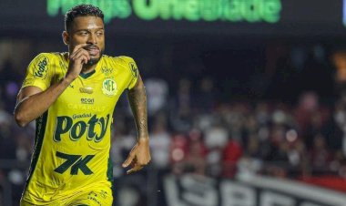 Reinaldo fala sobre o carinho dos torcedores e explica por que comemora gols contra ex-times