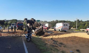 Colisão entre dois caminhões deixa dois feridos e trava trânsito na BR-153, em Rio Preto