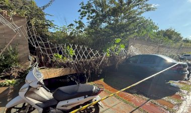 Muro de condomínio cai em cima de duas motos e um carro em Rio Preto