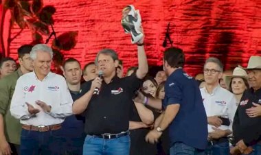 Com boneco de Bolsonaro nas mãos, Tarcísio diz que tempo trará justiça a ex-presidente