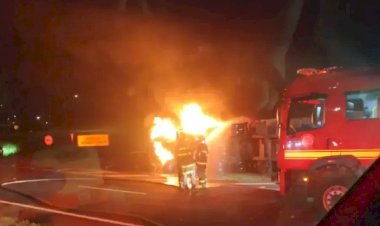 Caminhão de cana tomba e pega fogo em rodovia de Catanduva
