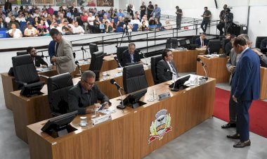 Moradores protestam durante sessão na Câmara que vota aumento do IPTU em Rio Preto