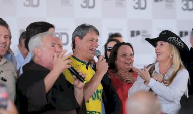 Com camisa do Mirassol F.C., Tarcísio inaugura hospital na cidade com direito a corpo-a-corpo e cantoria