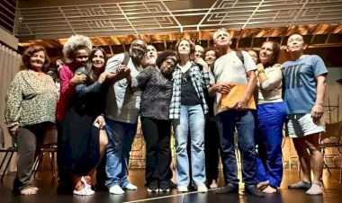 Alunos 50+ da Azul Celeste encenam Brecht no Teatro Nelson Castro, em Rio Preto