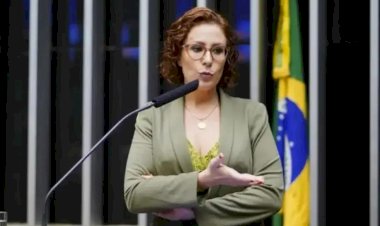 Carla Zambelli renuncia ao mandato após STF determinar cassação