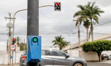 Avenida Anísio Haddad ganha sinaleiro 'inteligente'
