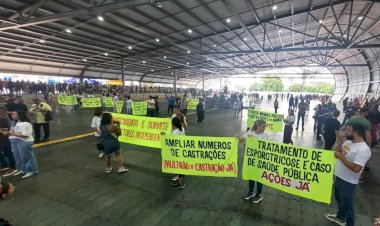 Aniversário de Rio Preto tem distribuição de bolo e protesto
