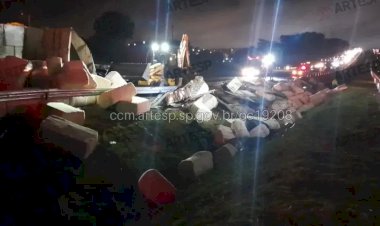Carreta carregada com algodão tomba na Washington Luís, em Rio Preto
