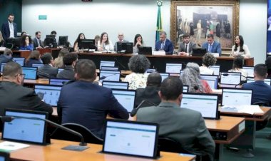 Deputados votam redução da maioridade penal em comissão