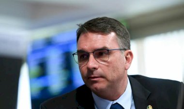 Flávio Bolsonaro vai ao STF contra André Janones