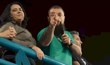 Bolsonarismo entra em curto-circuito em noite de campanha com Carlos Bolsonaro