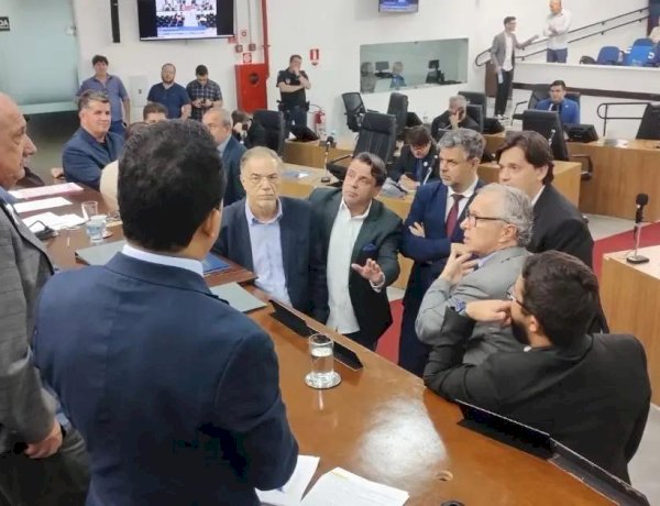 Após impasse, Câmara adia votação de projeto que blinda convocação de secretários