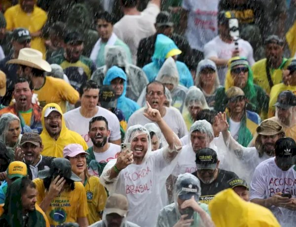 Raio atinge manifestantes na Praça do Cruzeiro, em Brasília