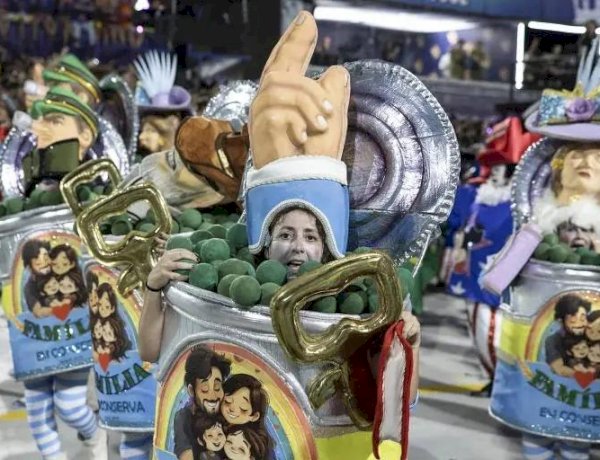 Frentes evangélica e católica criticam desfile de escola que homenageou Lula