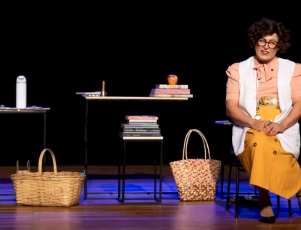 Espetáculo ‘Uma Graça de Professora’ leva humor e reflexão ao Teatro Plaza Cultural
