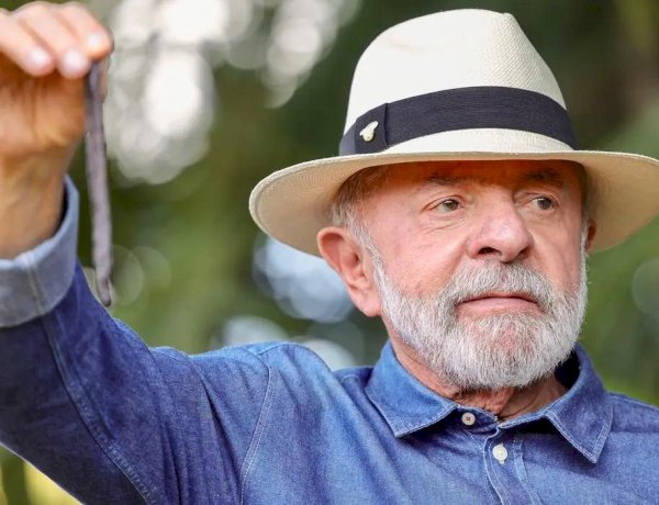 Lula vai a São Paulo para tirar excesso de pele na cabeça e tratar tendinite