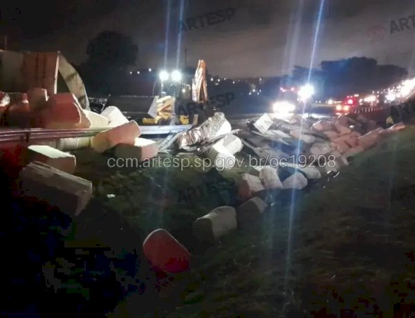 Carreta carregada com algodão tomba na Washington Luís, em Rio Preto