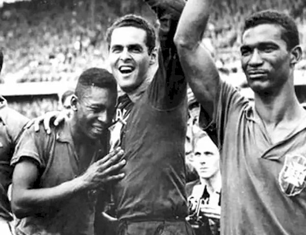 Veja a história dos cinco títulos da Seleção Brasileira