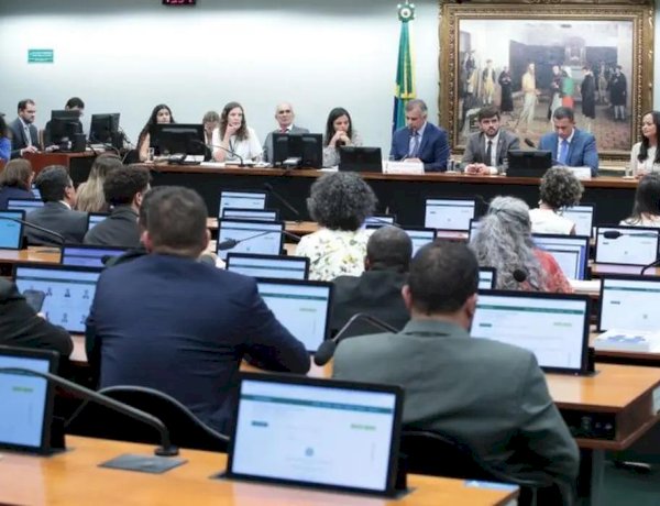 Deputados votam redução da maioridade penal em comissão
