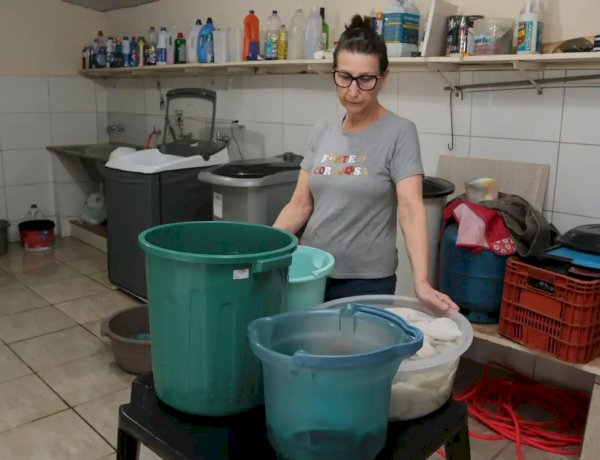 Sem pressão nas torneiras, moradores do Jardim Nazareth enchem baldes para lavar louça e roupa