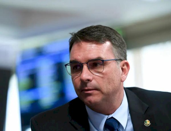 Flávio Bolsonaro vai ao STF contra André Janones