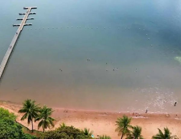 Família é resgatada após barco naufragar no Rio Paraná, em Rubinéia