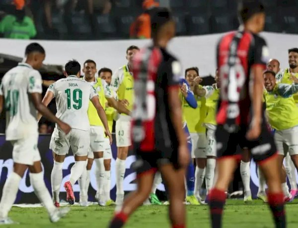 Palmeiras faz valer expulsão dupla do Vitória, goleia e aumenta vantagem na liderança
