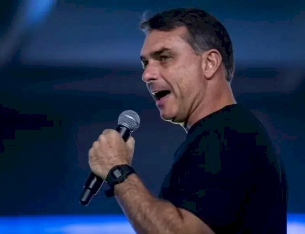 Flávio Bolsonaro tentou ligar para Vorcaro nos 4 dias antes da prisão do banqueiro