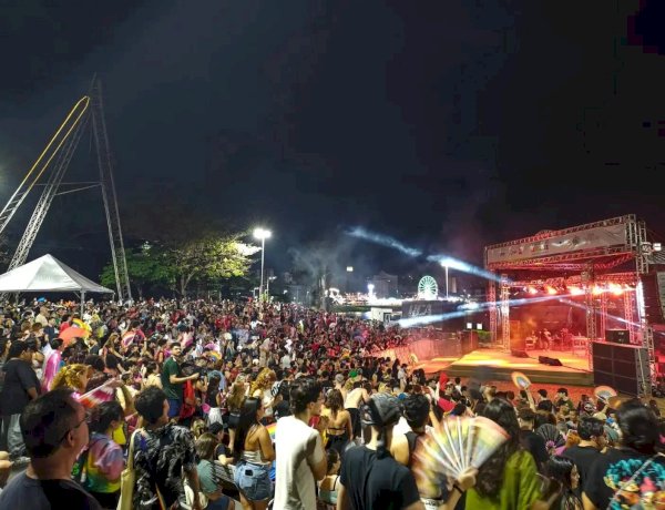 Parada da Diversidade lota o anfiteatro
