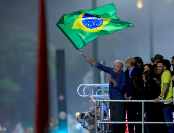 Em festa da vitória, Lula pede que público cante Hino da Independência