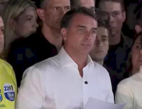 PF cancela passaportes de Flávio Bolsonaro e vai comunicar Moraes que senador descumpriu ordem